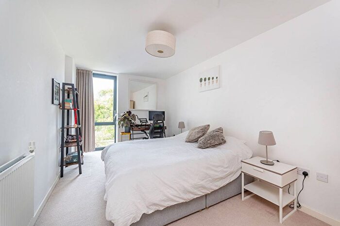 2 Bedroom Flat To Rent In Bloemfontein Road, White City, London, W12