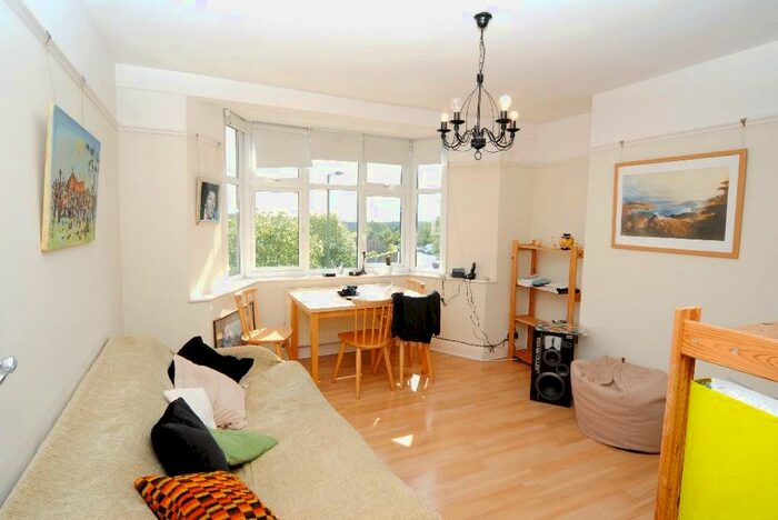 2 Bedroom Flat To Rent In East End Road, East Finchley, N2