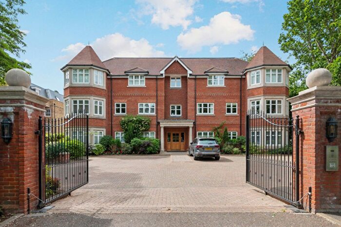 2 Bedroom Flat For Sale In Queens Road, Weybridge, KT13