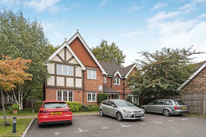 2 Bedroom Flat For Sale In Limes Close, Leatherhead, KT22