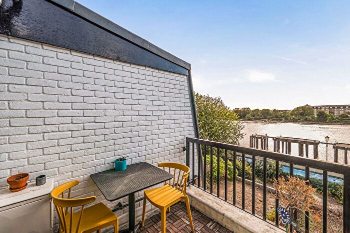2 Bedroom Flat For Sale In Rainville Road, Crabtree Estate, London, W6