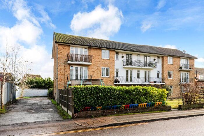 2 Bedroom Flat For Sale In Downside Court, Nutfield Road, RH1