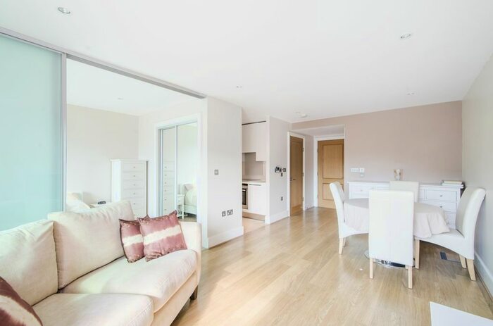 Studio To Rent In St. George Wharf, London, SW8