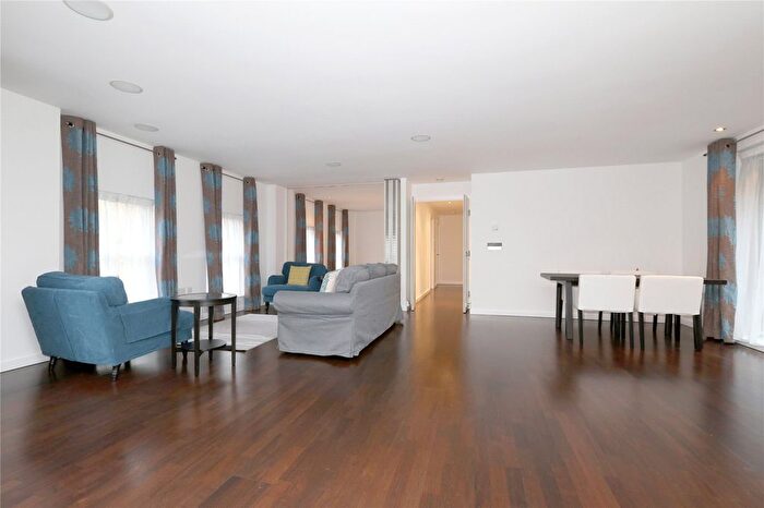 3 Bedroom Flat To Rent In Islington On The Green, A Islington Green, Islington, London, N1