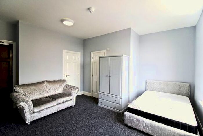 1 Bedroom Flat To Rent In New North Road, Huddersfield, HD1