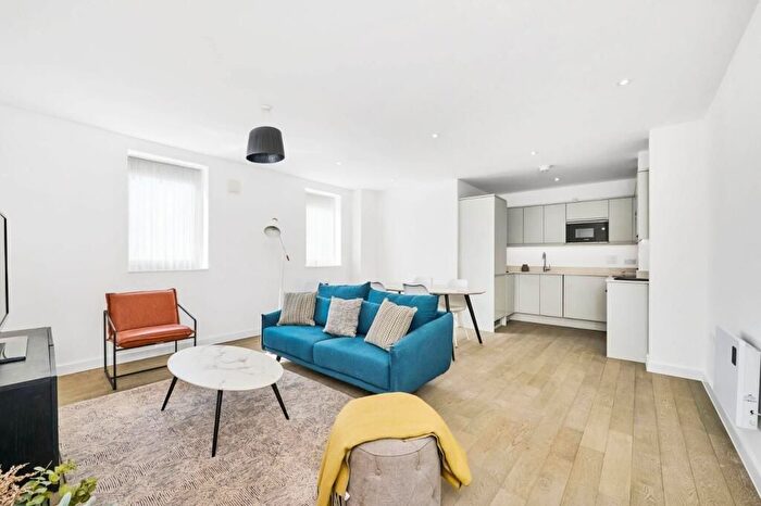 3 Bedroom Flat To Rent In Bellingham Road, London, SE6