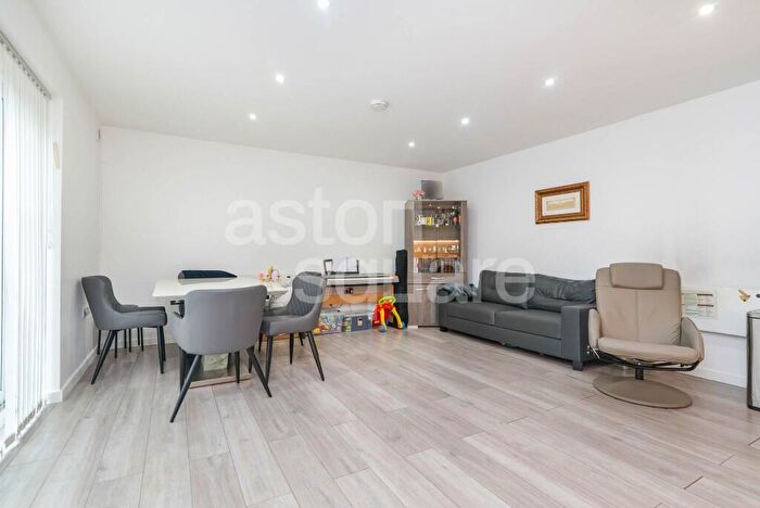 2 Bedroom Flat To Rent In Montpelier Rise, London, NW11