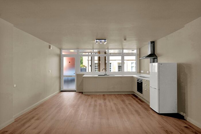 2 Bedroom Flat For Sale In Cricklade Street, Cirencester, Gloucestershire, GL7