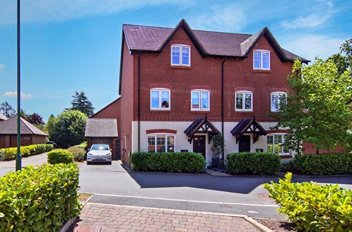 4 Bedroom Semi-Detached House For Sale In Drovers Close, Balsall Common, CV7