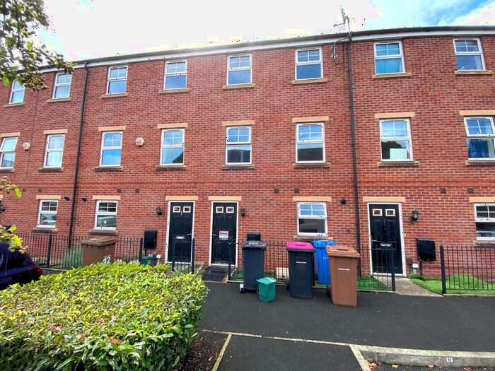 4 Bedroom Town House To Rent In Bowfell Close, Manchester, M28