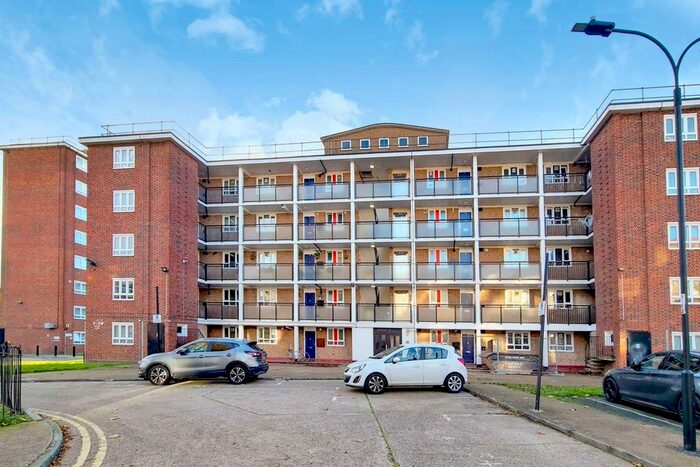 3 Bedroom Flat To Rent In Barclay Close, Fulham, London, SW6