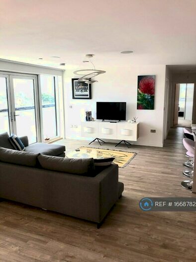 3 Bedroom Penthouse To Rent In Stanhope House, London, N20