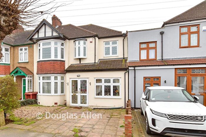 4 Bedroom Semi Detached House For Sale In Glenthorne Gardens, Barkingside, Ilford, Essex, IG6