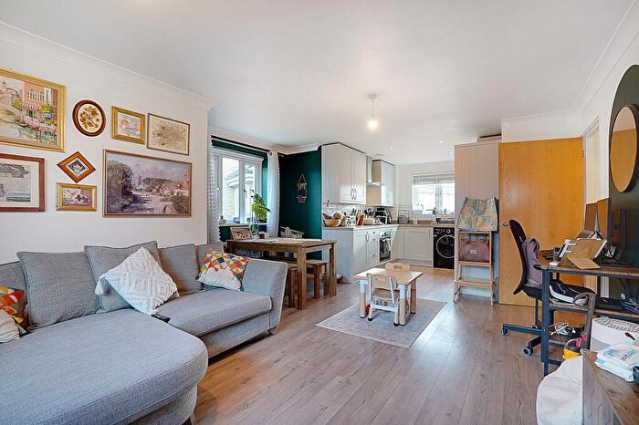 2 Bedroom Flat For Sale In Sherwood Avenue, Larkfield, ME20