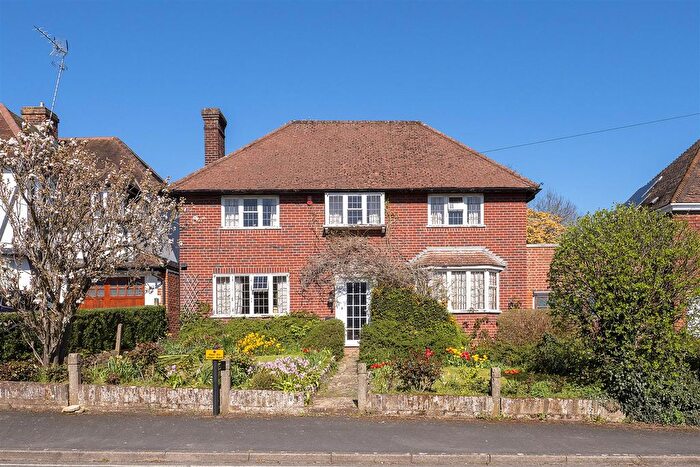 3 Bedroom Detached House For Sale In Carisbrooke Road, Harpenden, AL5