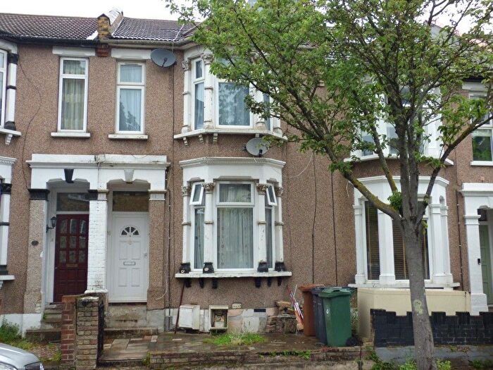 2 Bedroom Flat To Rent In Leslie Road, Leytonstone, E11