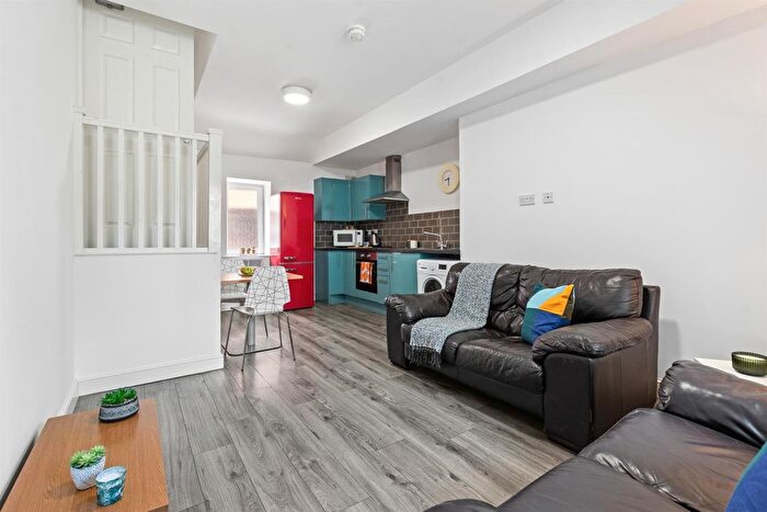 3 Bedroom Flat To Rent In A North Lane, Headingley, LS6