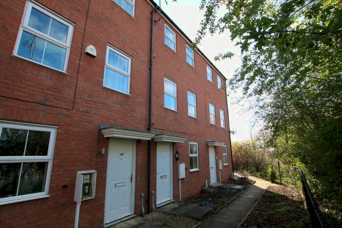 3 Bedroom Town House To Rent In Welland Road, Hilton, DE65
