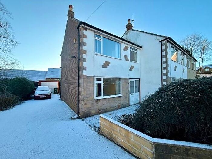 3 Bedroom Town House For Sale In Charnwood Grove, Eccleshill, Bradford, BD2