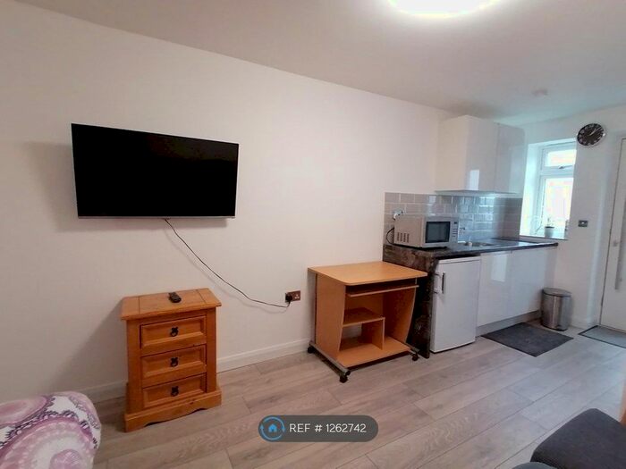 Studio To Rent In Potters Lane, Barnet, EN5