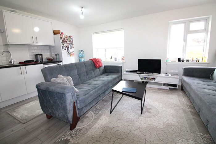 2 Bedroom Flat To Rent In Park Road, Enfield, EN3