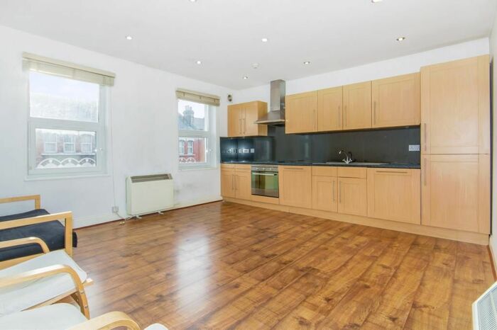2 Bedroom Flat To Rent In Upper Tooting Road, London, SW17