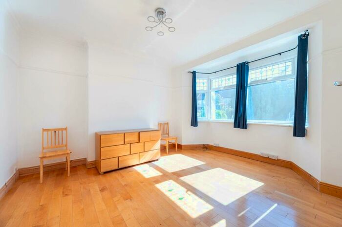 3 Bedroom End Of Terrace House To Rent In Elm Way, Neasden, London, NW10