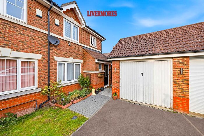 3 Bedroom Semi Detached House For Sale In Barnock Close, Braeburn Park, Dartford, DA1