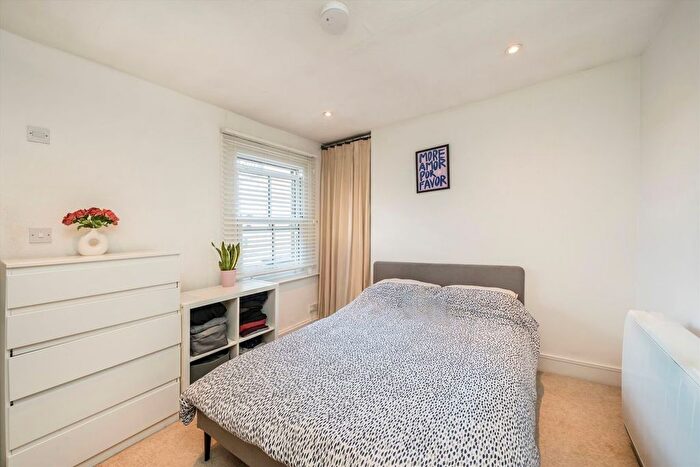 1 Bedroom Flat To Rent In Queens Road, Weybridge, KT13