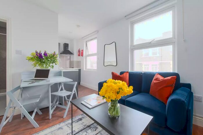 Studio To Rent In Warwick Road (/), Earls Court, London, SW5