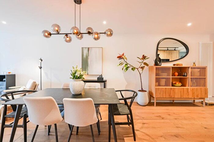 2 Bedroom Flat For Sale In Yeo Street, Bow, London, E3