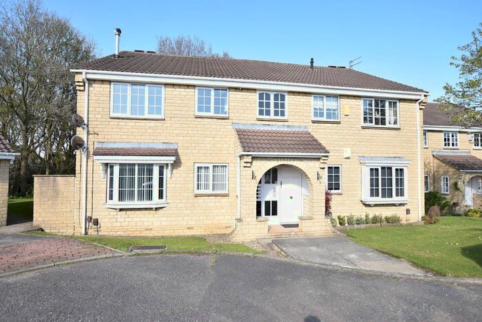2 Bedroom Flat To Rent In Oakdene Drive, Leeds, West Yorkshire, LS17