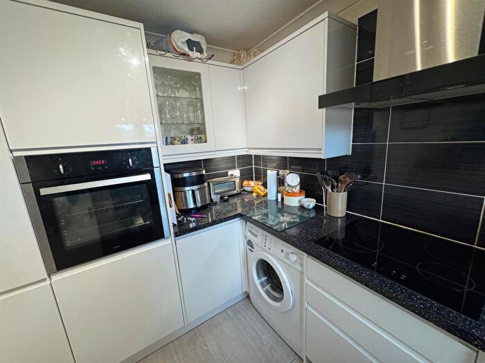 2 Bedroom Flat For Sale In Hudson Close, Eastbourne, BN23
