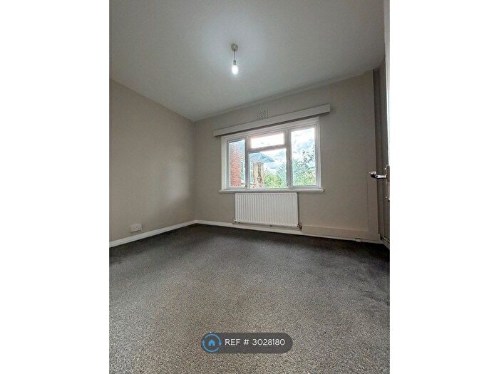 2 Bedroom Flat To Rent In Pymmes Close, London, N13