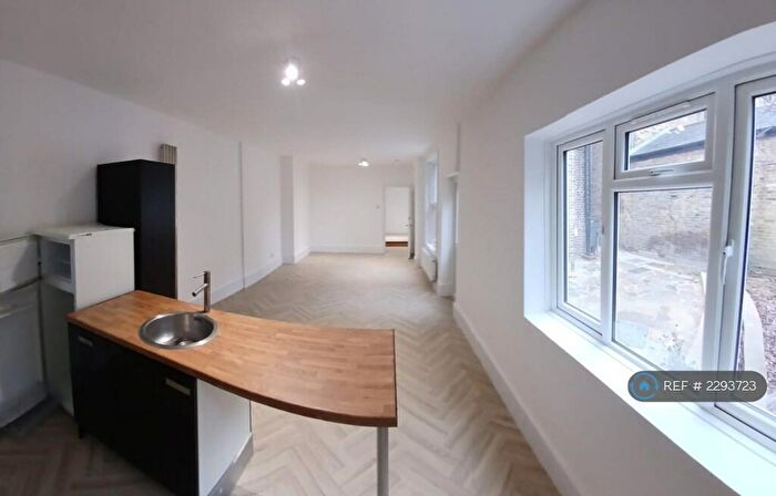 2 Bedroom Flat To Rent In Bedford Hill, London, SW12