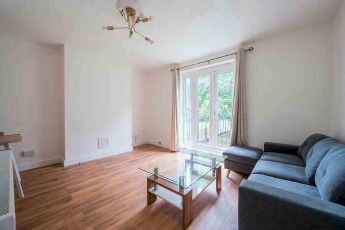 2 Bedroom Maisonette Flat To Rent In Kent Street, Bethnal Green, E2