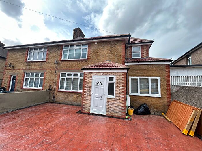 3 Bedroom Maisonette To Rent In Brook Crescent, London, N9