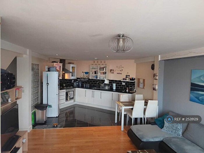 2 Bedroom Flat To Rent In Burslem, Stoke-On-Trent, ST6