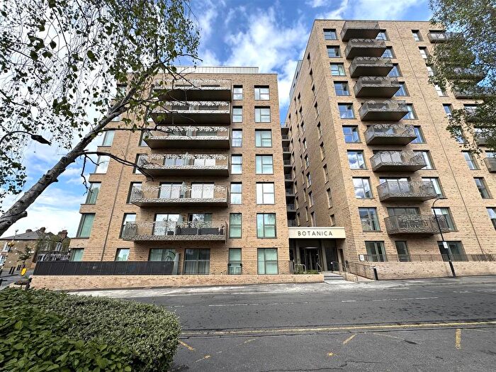 2 Bedroom Flat To Rent In Potters Road, Chelsea, London, SW6