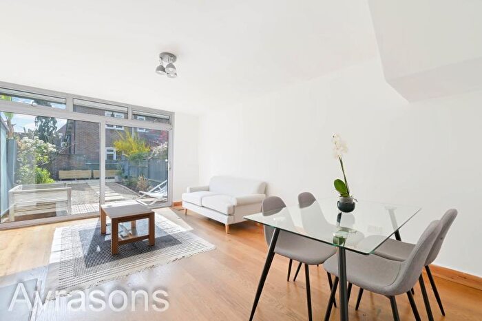 3 Bedroom Flat To Rent In Alberta Street, Kennington, SE17