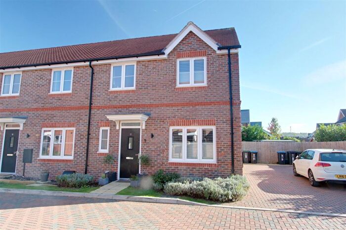 3 Bedroom Semi-detached House For Sale In Vaisey Close, Tring, HP23