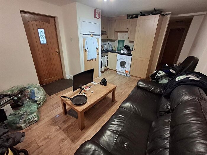 3 Bedroom Flat To Rent In Llanbleddian Gardens, Cathays, Cardiff, CF24