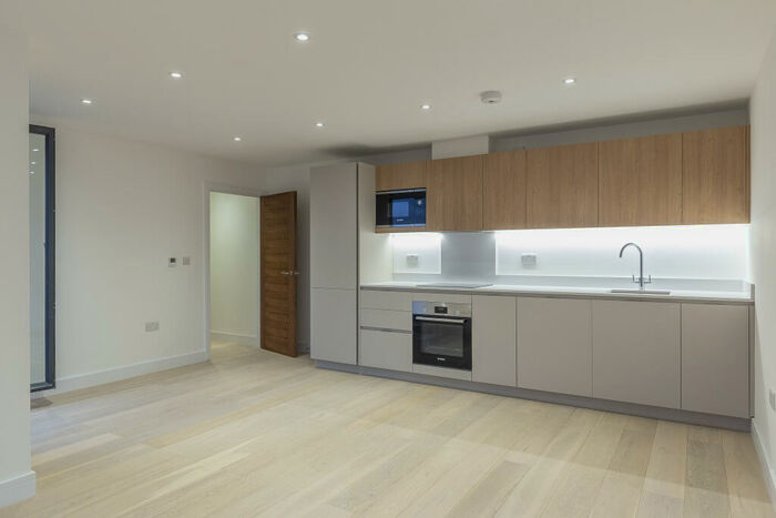 3 Bedroom Flat To Rent In Scimitar House, Eastern Road, Romford, Essex, RM1