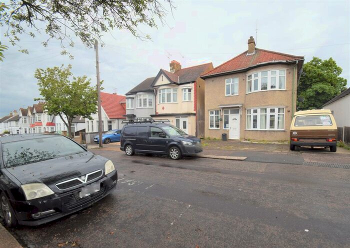 2 Bedroom Flat To Rent In Westcliff On Sea, Essex, SS0
