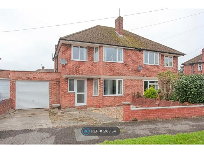 3 Bedroom Semi-Detached House To Rent In Grimsbury Drive, Banbury, OX16