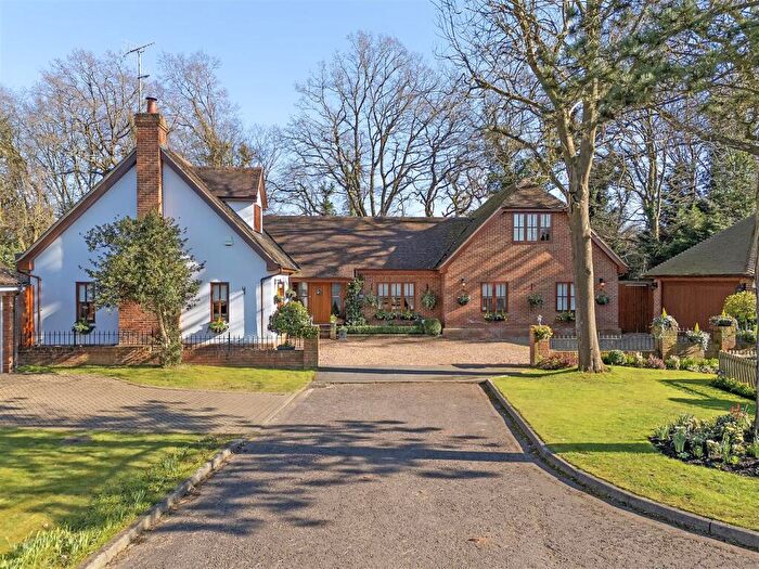 4 Bedroom Chalet For Sale In Bowmont Close, Hutton, Brentwood, CM13