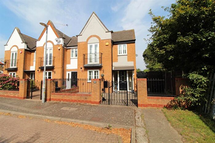 3 Bedroom End Of Terrace House For Sale In Wallis Close, Hornchurch, RM11