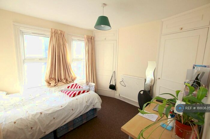 3 Bedroom Terraced House To Rent In Auckland Road, Reading, RG6