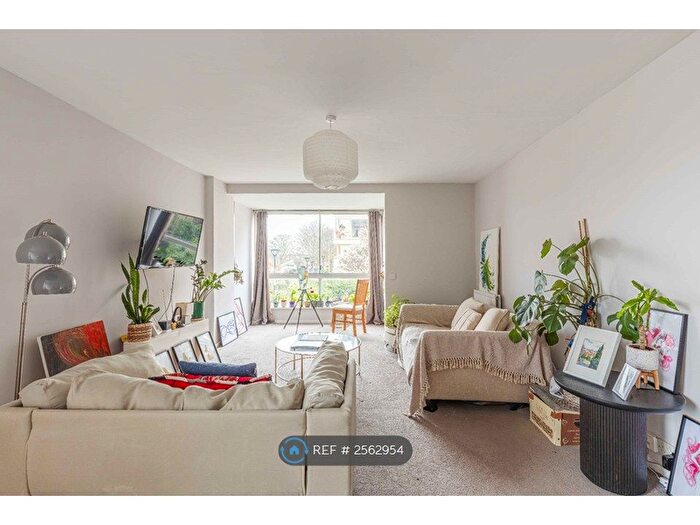 2 Bedroom Flat To Rent In Valiant House, London, SW11