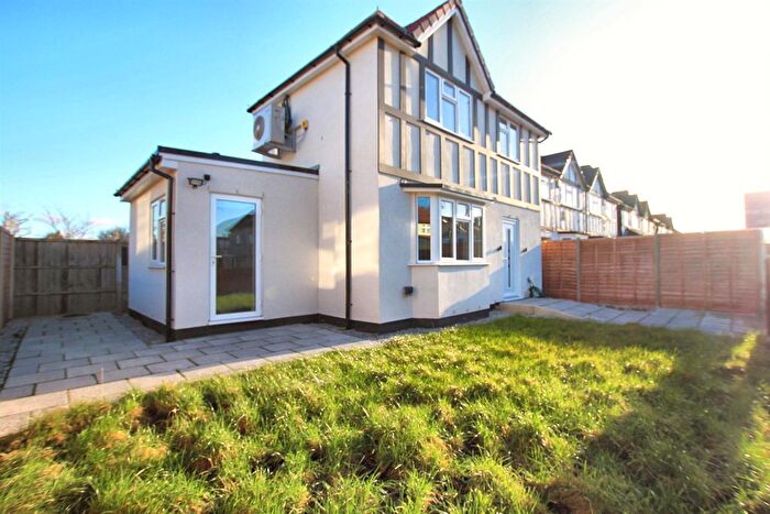 2 Bedroom Detached House To Rent In West Way, Heston, TW5